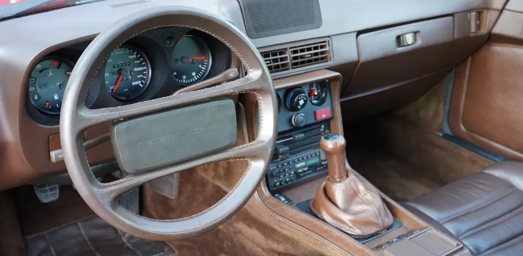 Porsche 924s rzymapoolg9e4xpzrvg09
