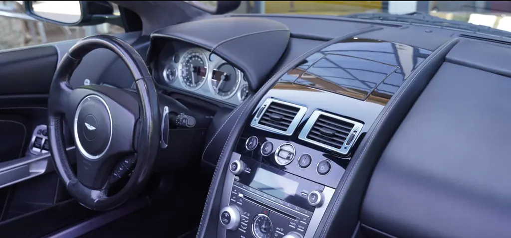 Aston martin db9 j8e4ggfxuwlzamhncwj9g