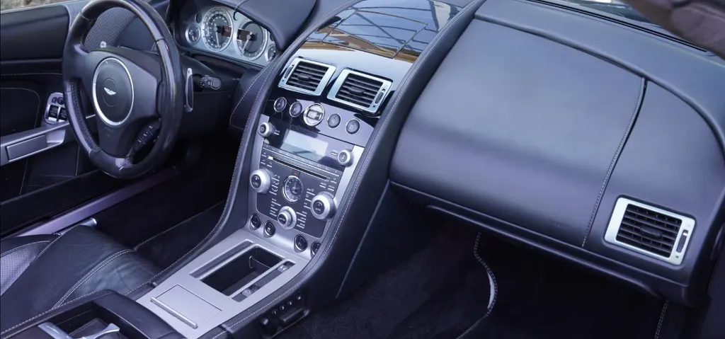 Aston martin db9 zribsruwkfvm8aek8oac2