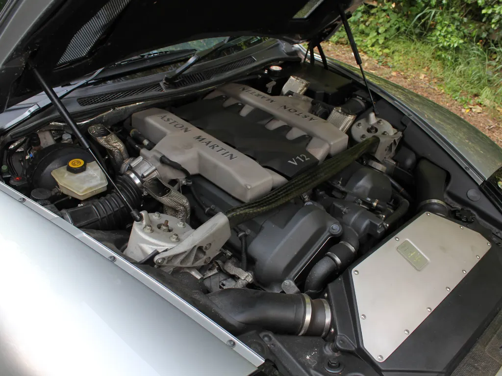 Aston martin v12 vanquish gmoczfuitlcwwg8nkkunm