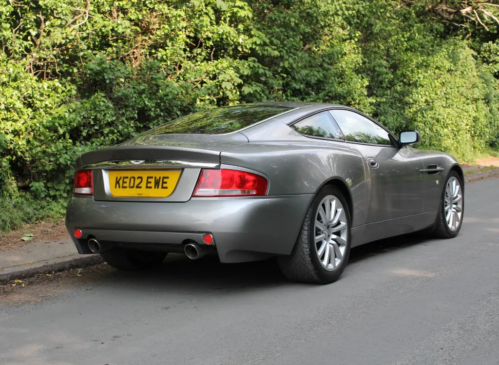Aston martin v12 vanquish huhoeyrmmzz11hln9dcmz
