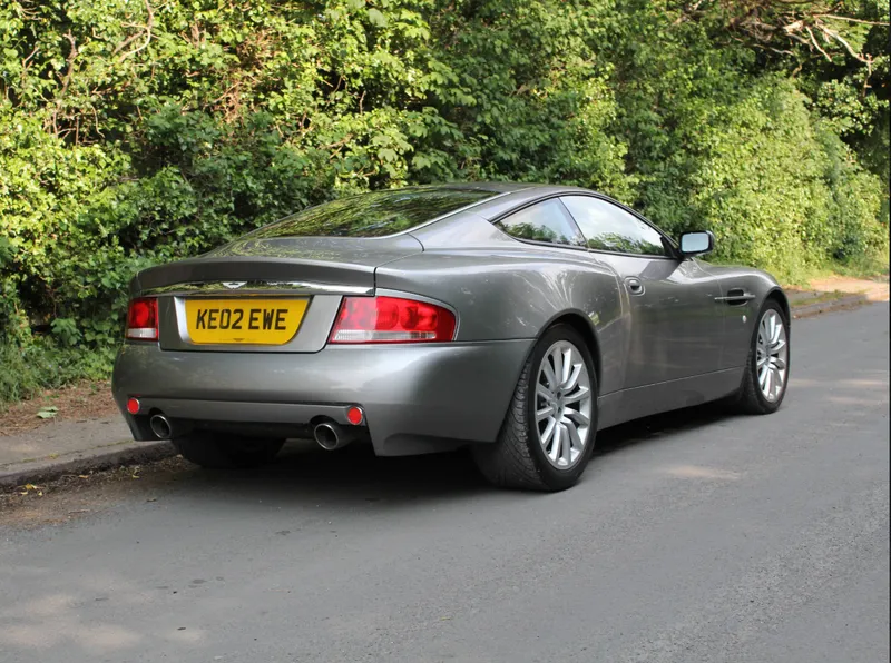 Aston martin v12 vanquish q6dspixd06bqfyv2f2ueb