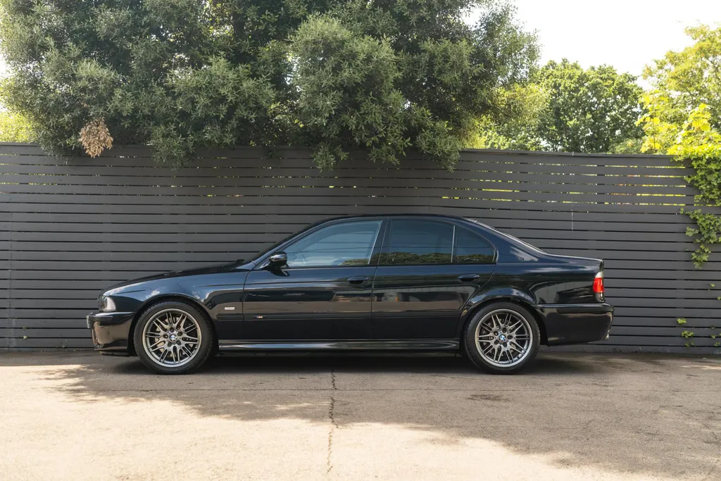 Bmw m5 rd3qfyqqr6gx5vqs9twi9