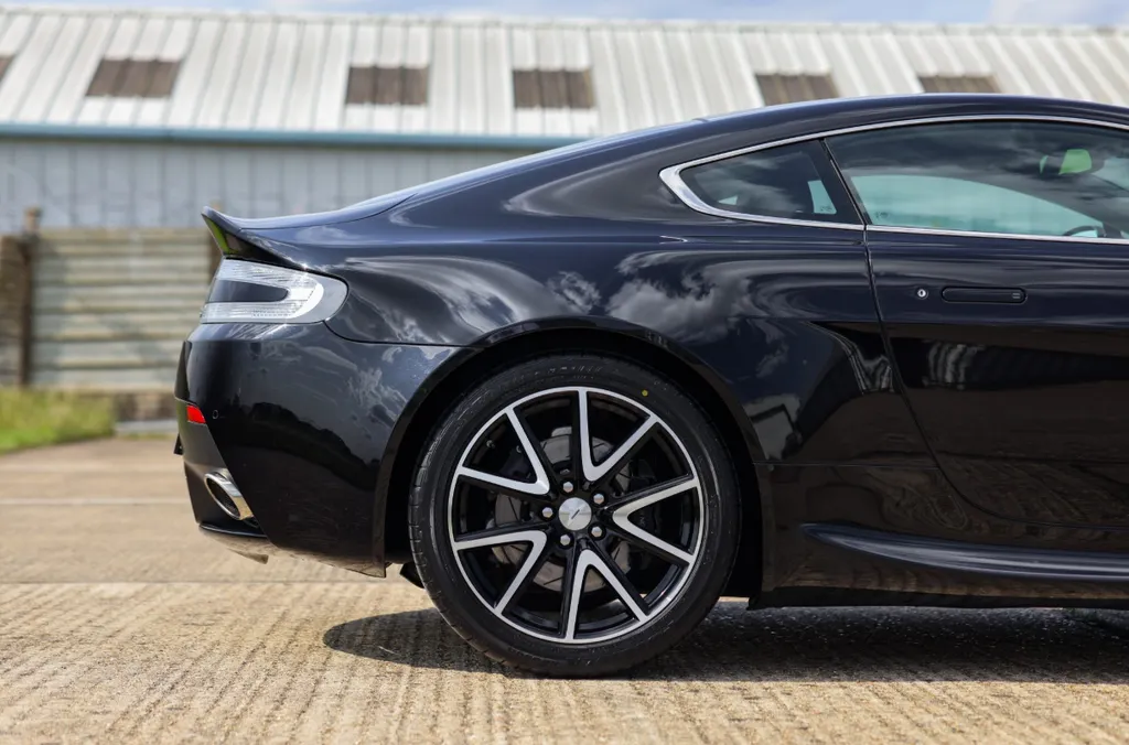 Aston martin v8 vantage um1nn7tfdr2rknpfmjia5
