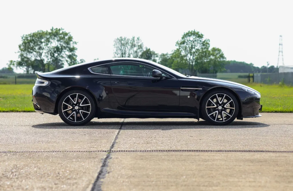 Aston martin v8 vantage kgsrm2es89gt 88sk7ycb