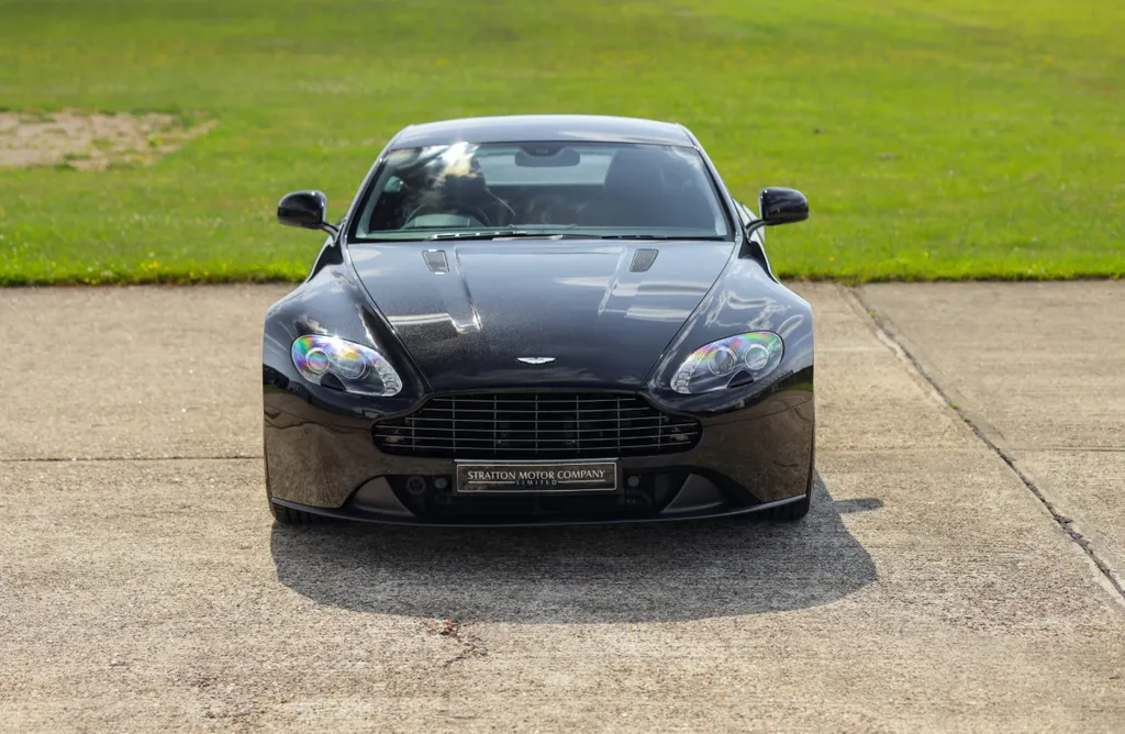 Aston martin v8 vantage pbwrlutayvwwq h5z99kr