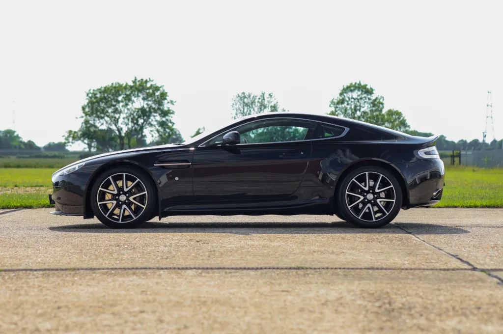 Aston martin v8 vantage wqc2buhcn3u8g3qecufre