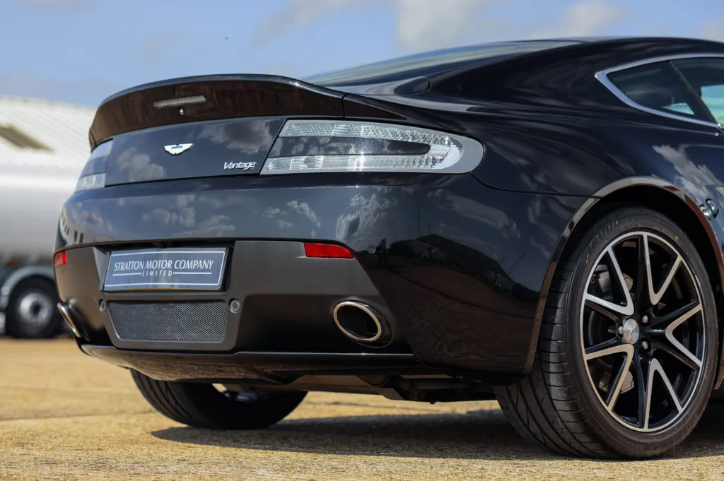 Aston martin v8 vantage xpavcmqnfknkc4v9lfnt0