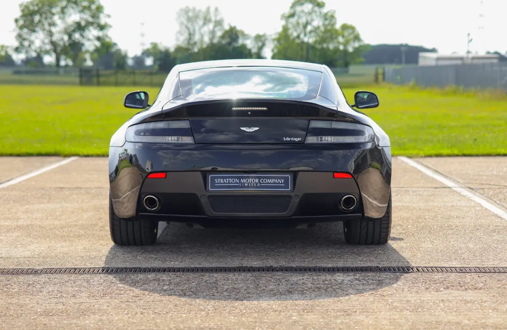 Aston martin v8 vantage zpnixne9ngjkbla 9rlhr