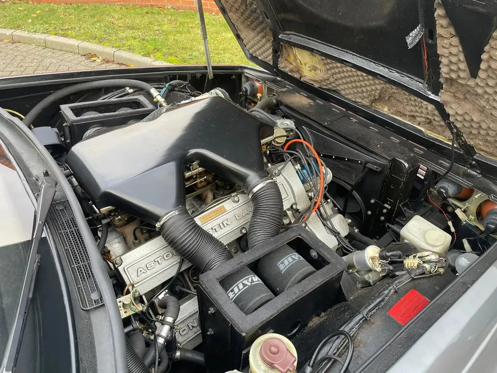 Aston martin v8 9mwhrove2sxkckdlsdm w