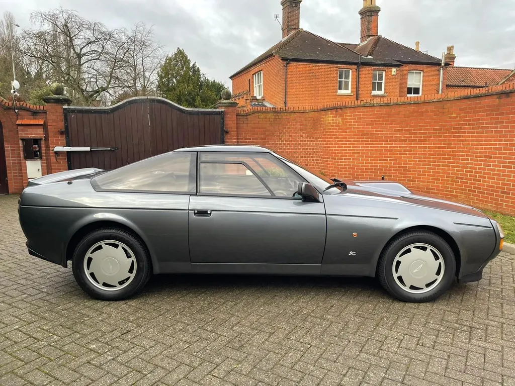 Aston martin v8 lyut7xt7vyaucnryxzwex