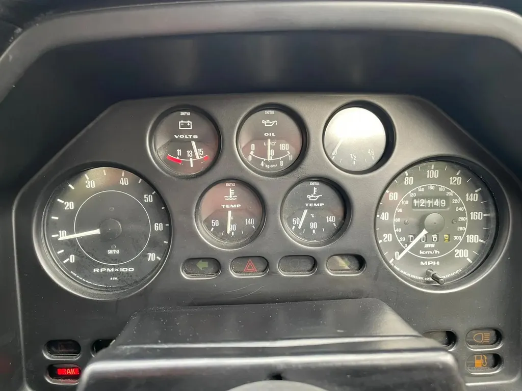 Aston martin v8 ujimujk0ccbglparszoak