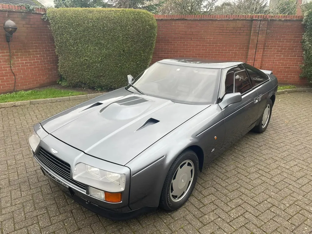 Aston martin v8 ua4een1mri7n7lxvf4bt1