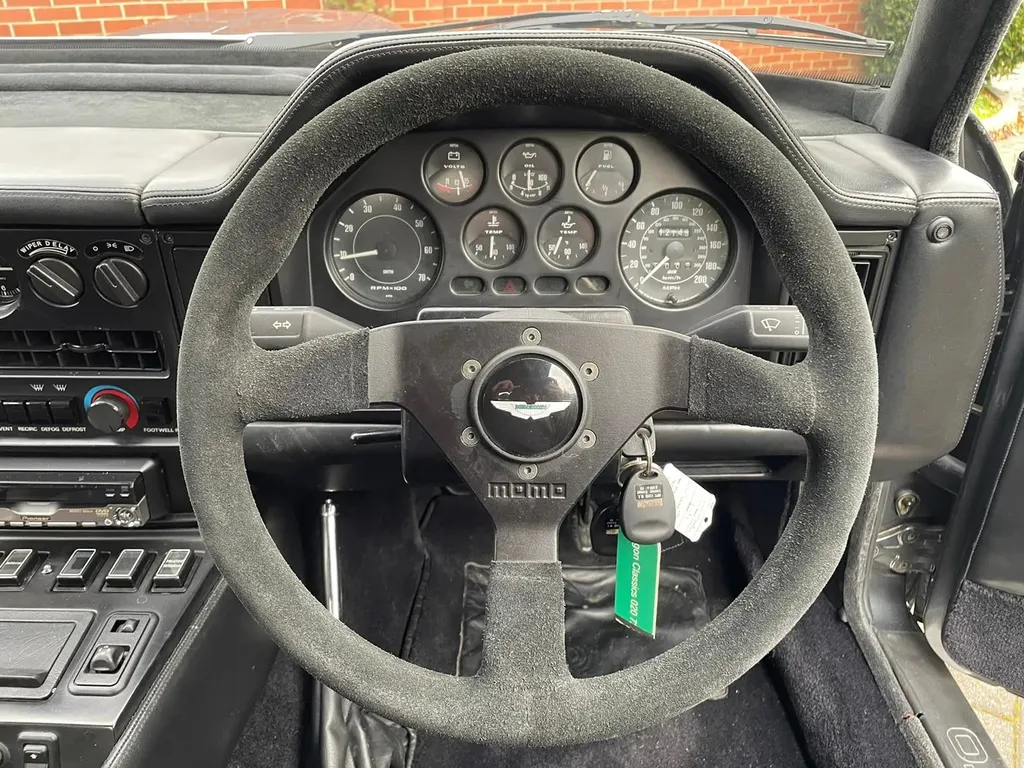 Aston martin v8 zzw9flmdtkswro6ooopxr