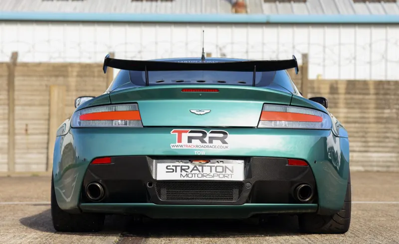 Aston martin v8  2fkbdzujkyfxshjexold2