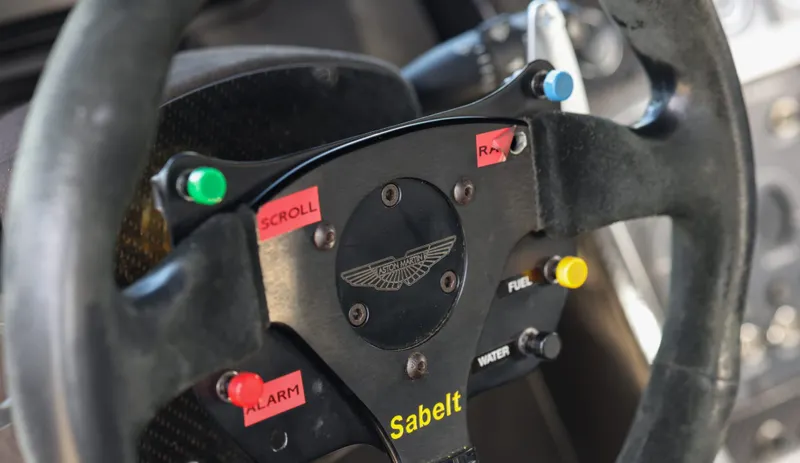 Aston martin v8  fssi1gjyf3r7fsjr6blxt