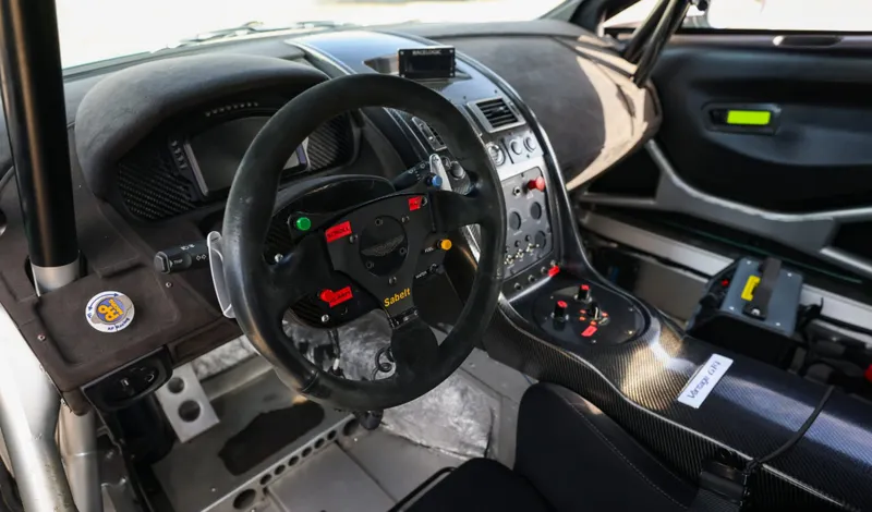 Aston martin v8  hkkx8s5eqmgtnomzmdwnp