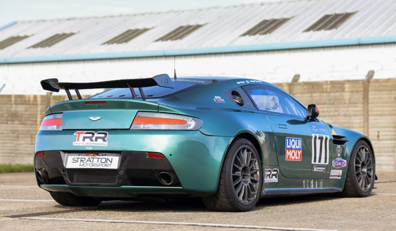 Aston martin v8  yj7jn3n 3meqbwxzvbw4v