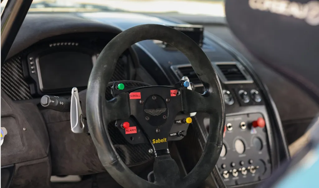 Aston martin v8  feutnc1vj fxkihmsabjk