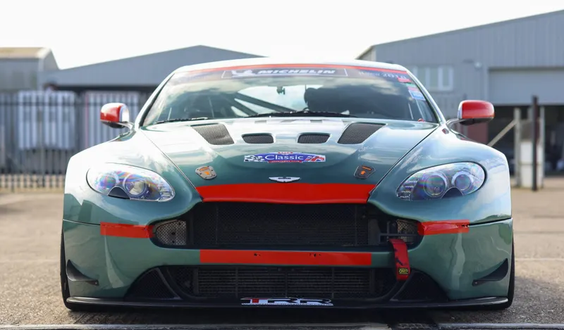 Aston martin v8  nlu1tii1cmoftnyavfxyl