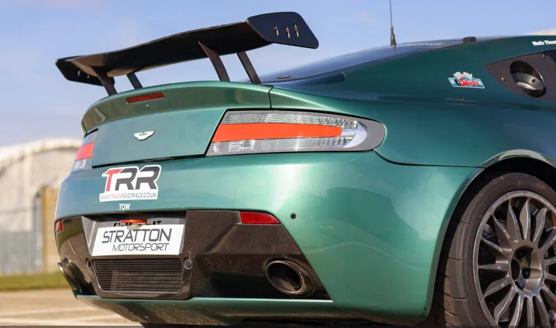 Aston martin v8  z8oidyrqv83rgpte nprq
