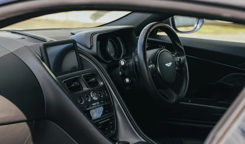 Aston martin db11 emnz04nau3qa ff io3bb