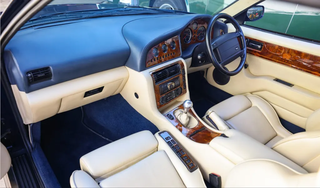 Aston martin vantage 8zyhyuxdqvjalmxd7jgp2