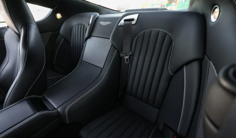 Aston martin  db9 tv8g5cbgjhzoiokn4v6ou