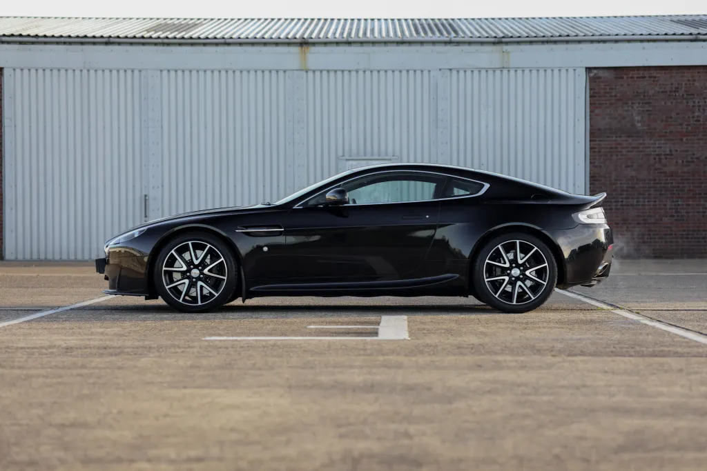 Aston martin v8 66m w8ozhkoa8x yrz1j1