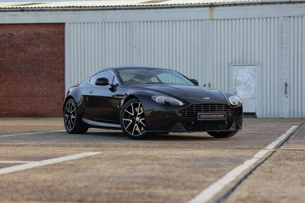 Aston martin v8 bzhjo2ht4zryf2afkfjsk