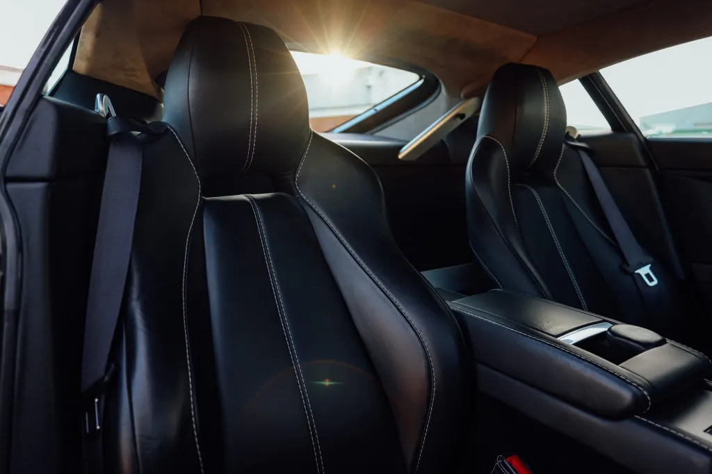 Aston martin v8 d0mdedrsybpw3x9yr8eqr