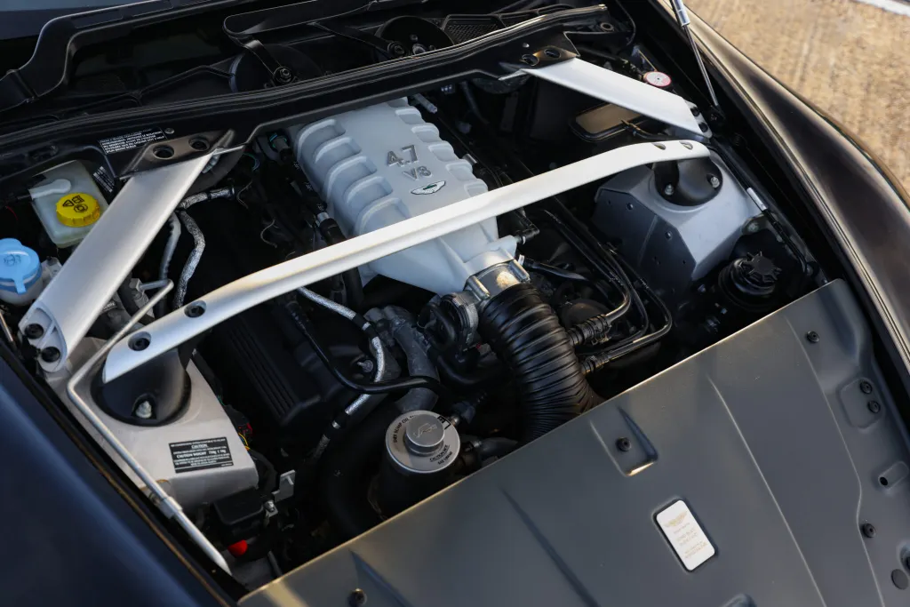 Aston martin v8 g1o f85jaqwhk4nuhal f