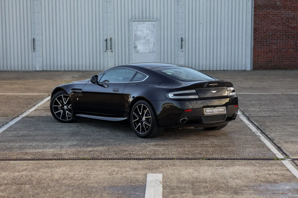 Aston martin v8 ixgr9ze1688ek8y3bao52