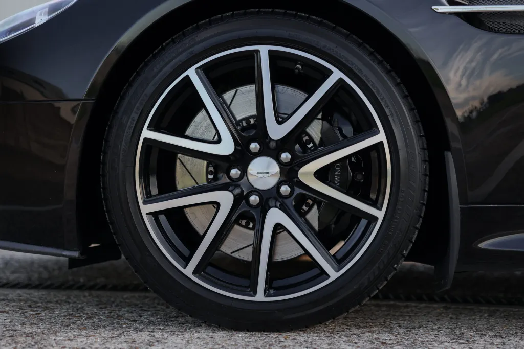 Aston martin v8 u7scsrhsrwquignobobbf