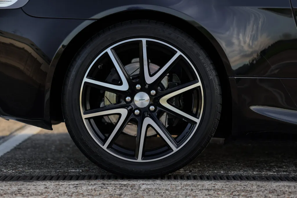 Aston martin v8 uecd0wa7b4mwkf6ct9ra0