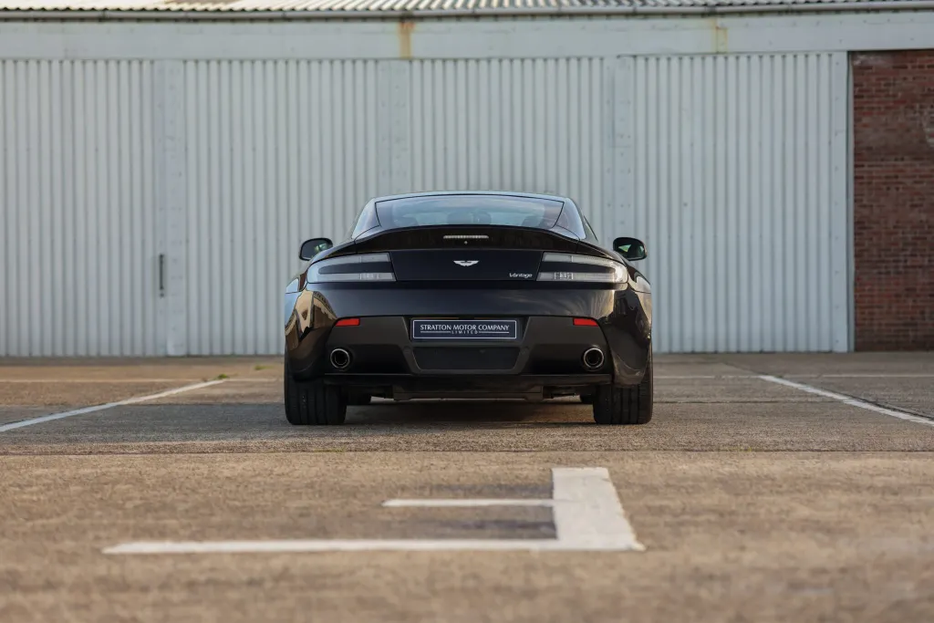 Aston martin v8 w nucq9ddk0r70ybowrej