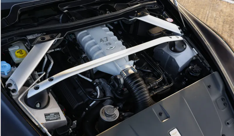 Aston martin v8 vantage apicj7gwwu11gys zmn v