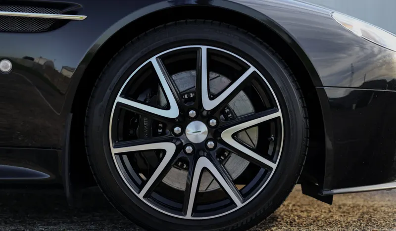 Aston martin v8 vantage ccnyw6e9pr6szpgizzpae