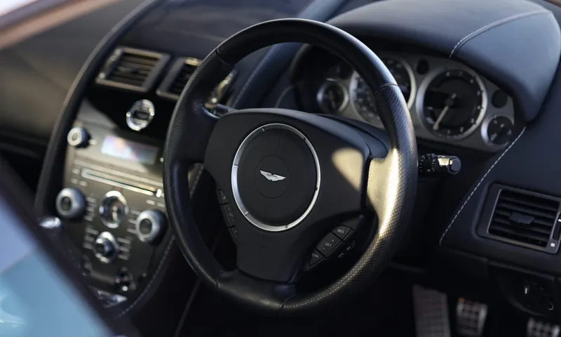 Aston martin v8 vantage qqwww8ujglieovz7evo m