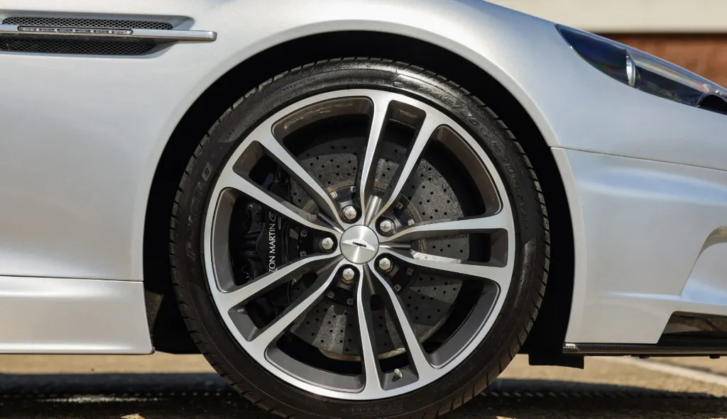 Aston martin dbs nrrhnn6o7tfpincbvvecf