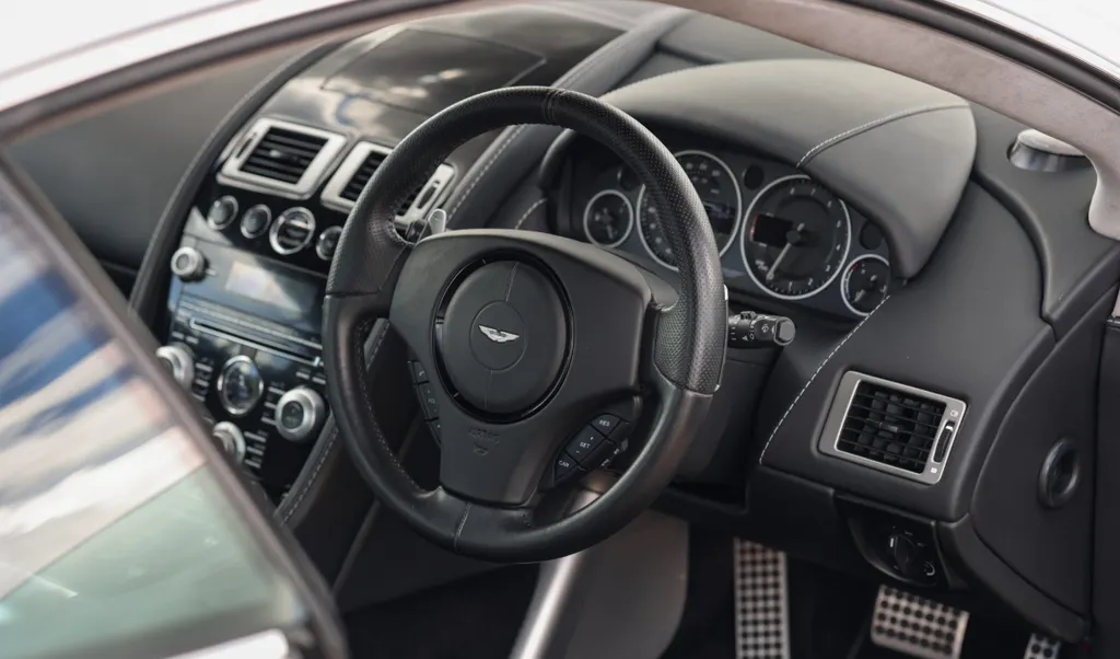 Aston martin dbs gw0qws ry2fopmzsf0j7x