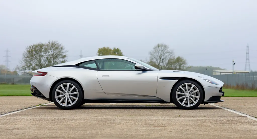 Aston martin db11 v87yzvlqspyla9rtmio4j