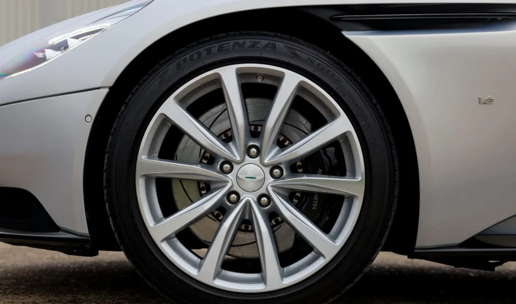 Aston martin db11 bosm7qgflreennoiyh7 z