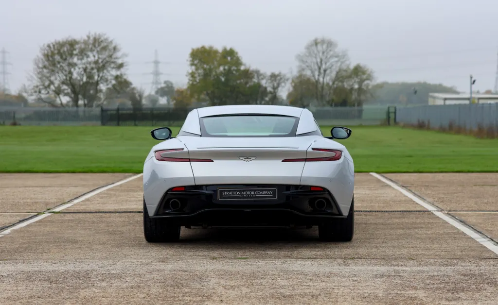 Aston martin db11 uqnxnic e1klcjtmsenfj
