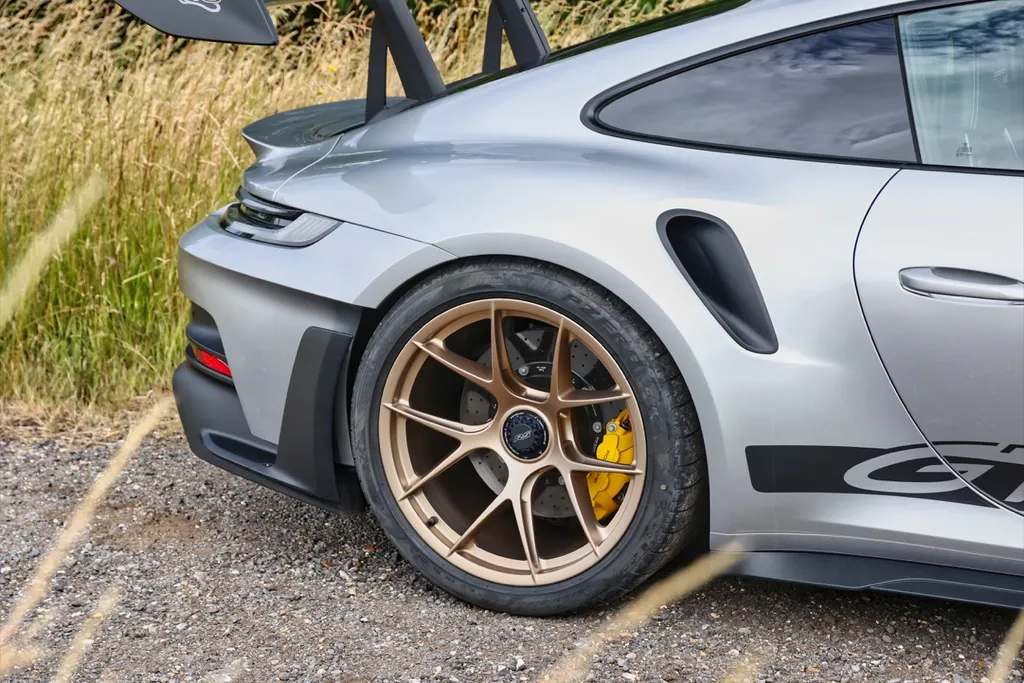 Porsche 992  nrkchtb6m1up8cxm9wmo
