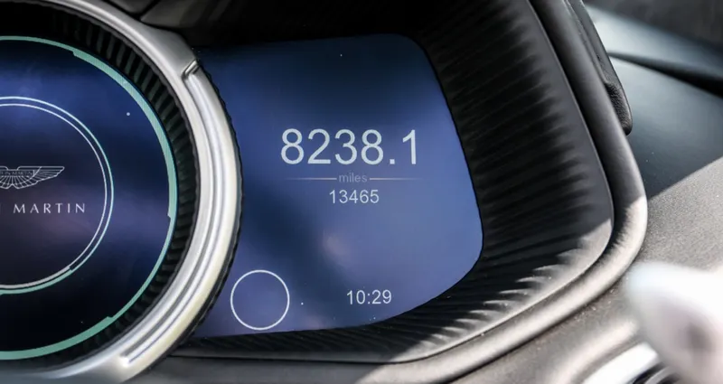 Aston martin db11 volante tllc9h6rbjp8eogzqdibe