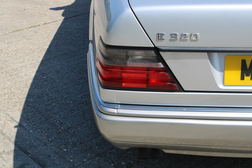 Mercedes benz e class rpdfck jaei9ungnsdbrl