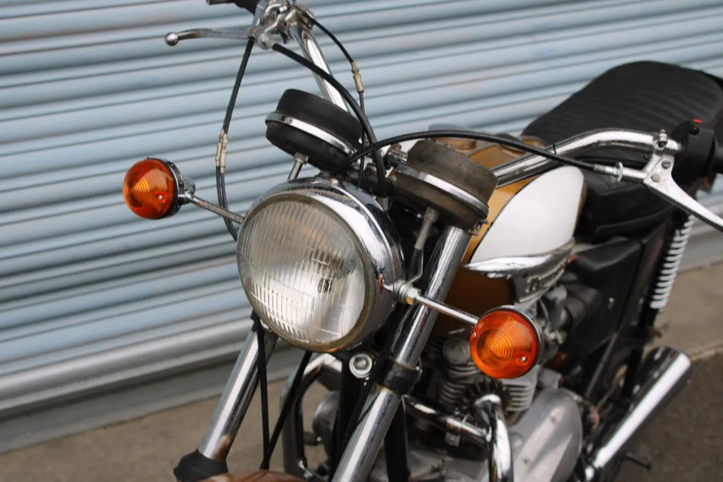 Triumph bonneville uvjyufl3v lsyapus5nuy