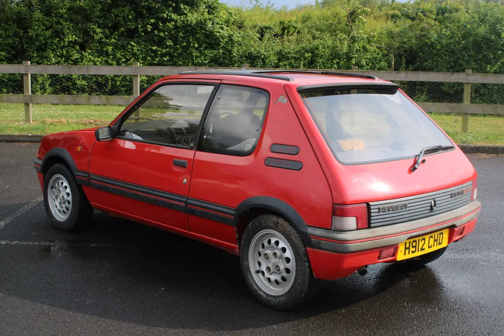 Peugeot 205 vfamlzixtaaymgoerobvj