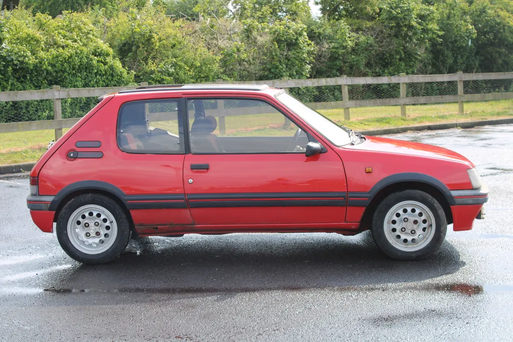 Peugeot 205 fclvyzqpytf0fgmdqzwns